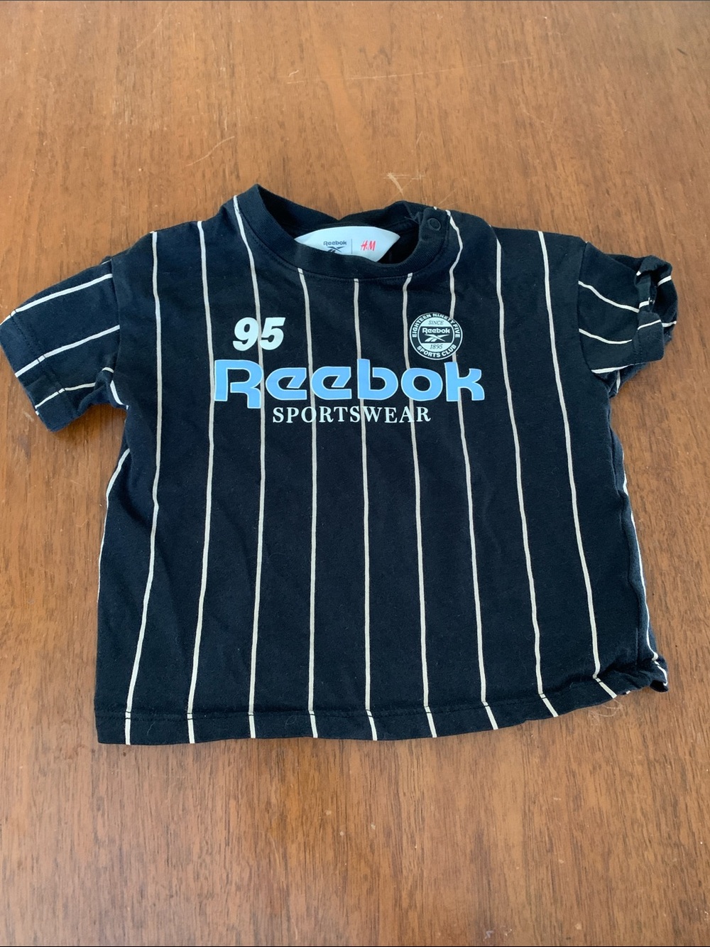 🍊5/$25 H&M Reebok Black Tee with White Pinstripes and Light Blue Logo size 12-18